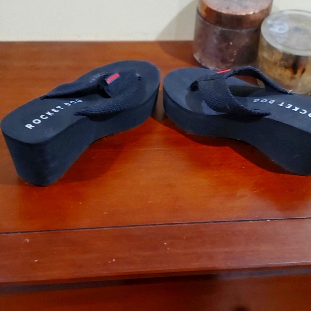 Black Rocket Dog Foam Platform Sandals - Picture 5 of 7